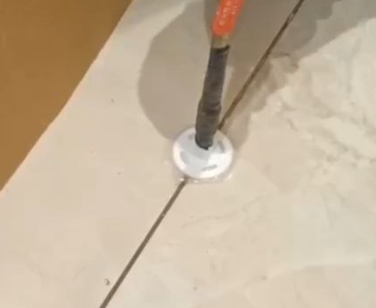 鼎湖瓷砖空鼓维修公司专业解答瓷砖在铺贴过程中，如果没有涂抹均匀到位的粘结材料（如水泥砂浆或瓷砖胶），可能会导致以下问题