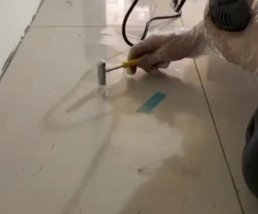鼎湖瓷砖开裂维修公司专业分享瓷砖在铺贴前如果没有沥干水分，将会导致以下问题